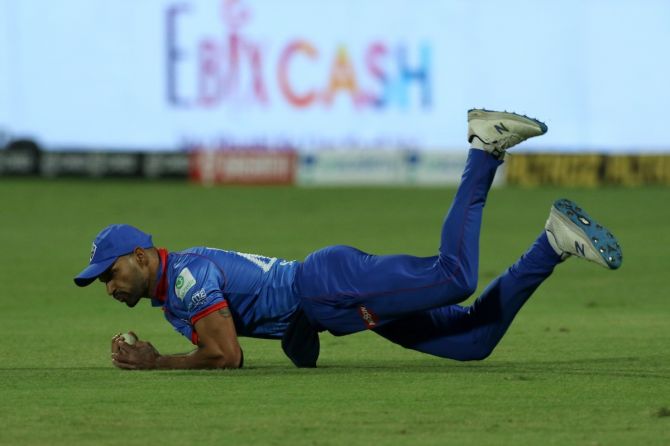 Shikhar Dhawan takes the catch to dismiss Faf du Plessis