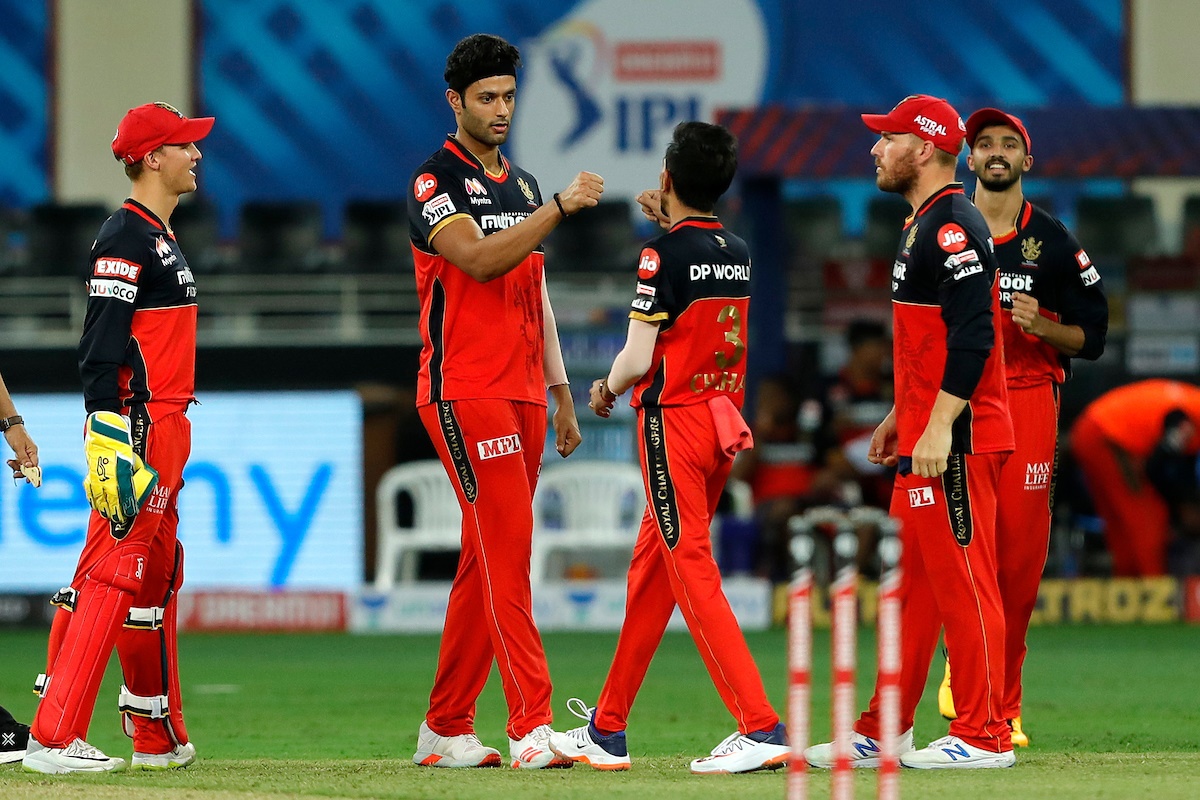 Shivam Dube is congratulated by his Royal Challengers Bangalore teammates after dismissing Glenn Maxwell.