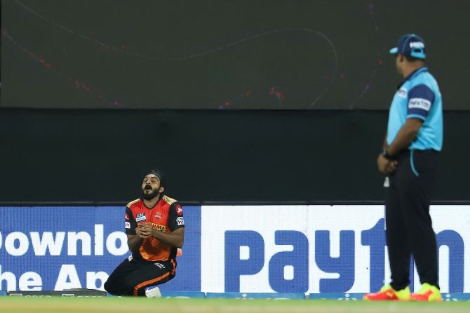 Vijay Shankar takes the catch to dismiss Virat Kohli