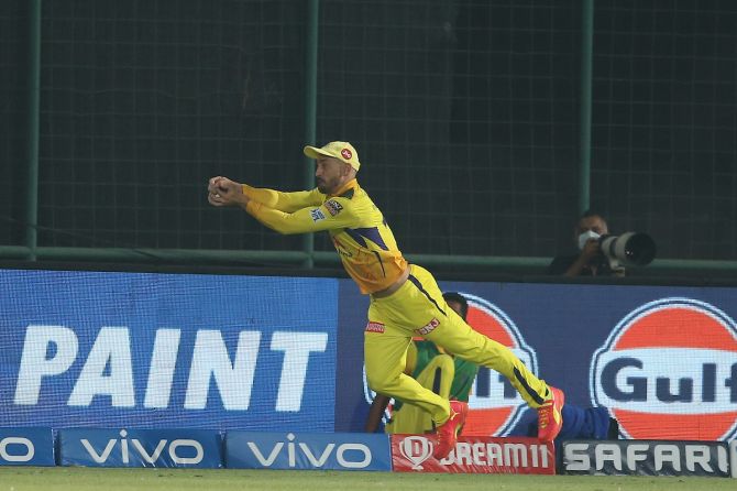 Faf du Plessis takes the catch to dismiss Manish Pandey 