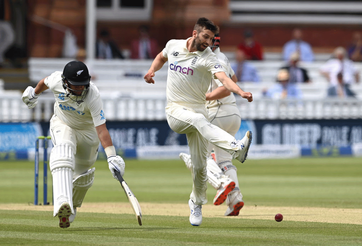 England's Mark Wood (right) attempts to run out New Zealand's Ross Taylor