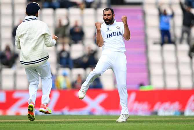 India pacer Mohammed Shami celebrates the wicket of New Zealand's Colin De Grandhomme  with skipper Virat Kohli during Day 5 of the World Test Championship final.
