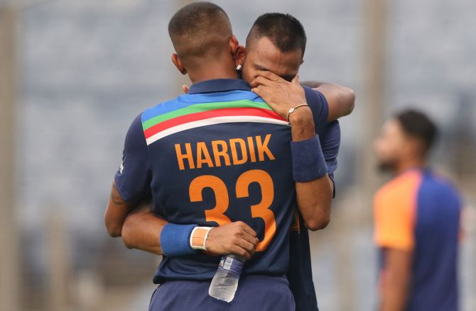Hardik Pandya consoles tearful brother Krunal at the post-innings interview