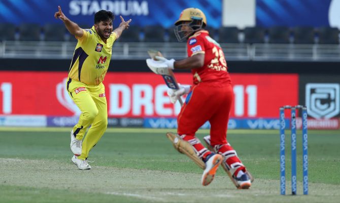 Shardul Thakur successfully appeals for leg before wicket against Mayank Agarwal.