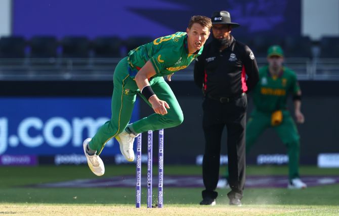 Dwaine Pretorius was South Africa's most successful bowler, picking three wickets for 17 runs from two overs.