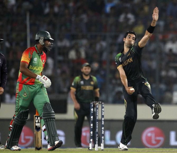 Pakistan's Umar Gul, right, bowls as Bangladesh's Mahmudullah watches during their ICC Twenty20 World Cup match, at the Sher-e-Bangla National Cricket Stadium in Dhaka, on March 30, 2014. 