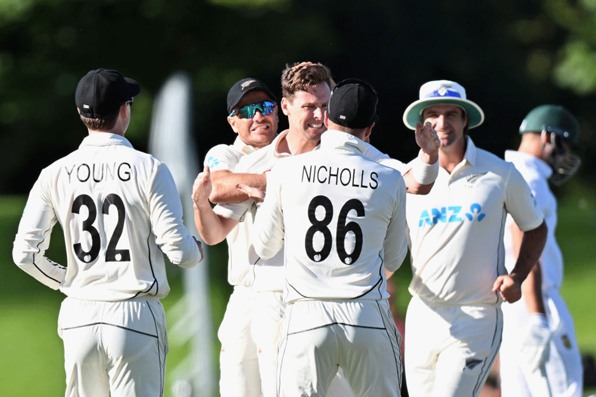 New Zealand's Matt Henry is congratulated by teammates after dismissing South Africa's Dean Elgar