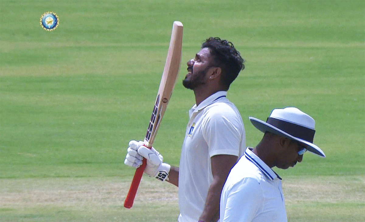 Manoj Tiwary's 136 was the highlight of an inconsequential fifth day's play as Bengal advanced to the semi-finals of the Ranji Trophy on the basis of their massive first-innings lead.