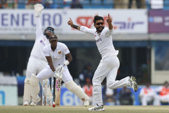 Ravindra Jadeja celebrates the wicket of Angelo Mathews in Sri Lanka's second innings