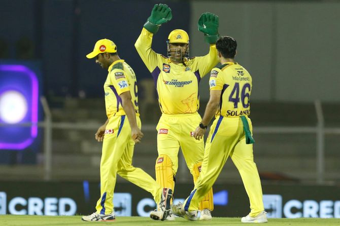 CSK players celebrate the wicket of Shimron Hetmyer