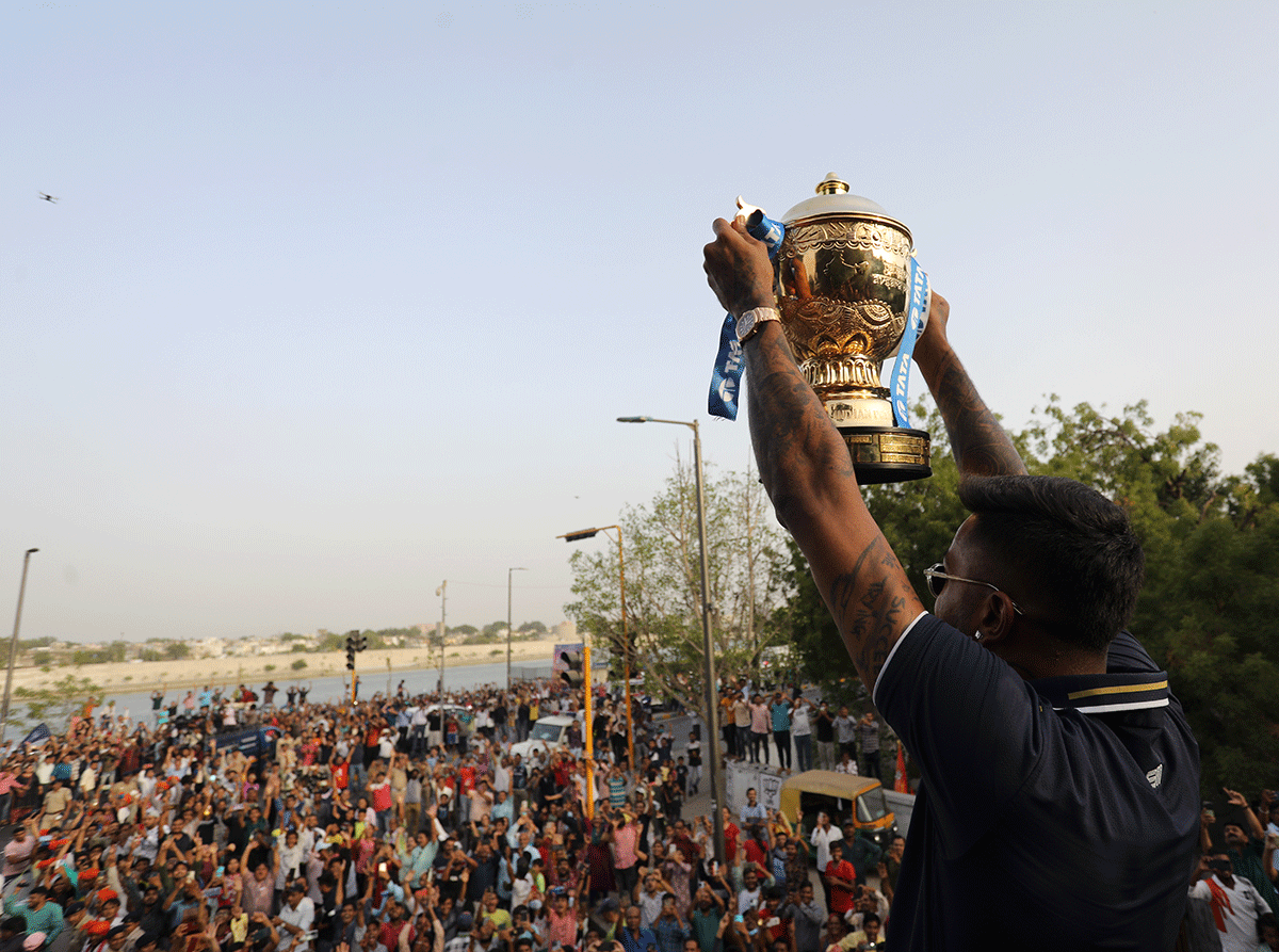 Hardik Pandya hoists the IPL trophy