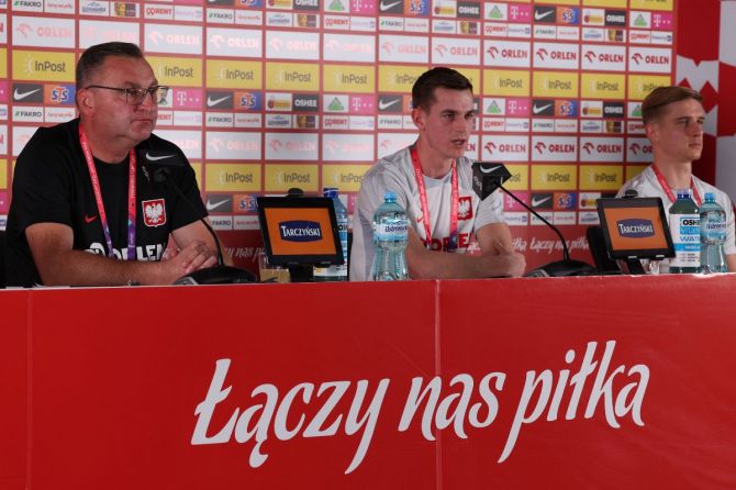 Poland coach Czeslaw Michniewicz, Jakub Kaminski and Michal Skoras during a press conference