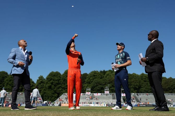 Captains Scott Edwards of Nertherlands and Jos Buttler of England conduct the toss