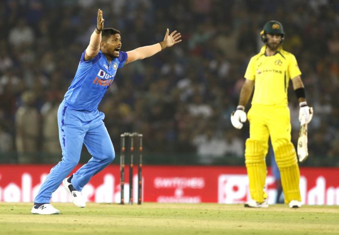 Umesh Yadav appeals for the wicket of Glenn Maxwell 