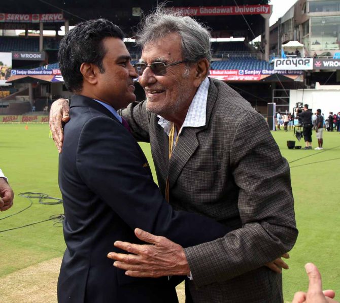 Salim Durani gets a hug from Sanjay Manjrekar