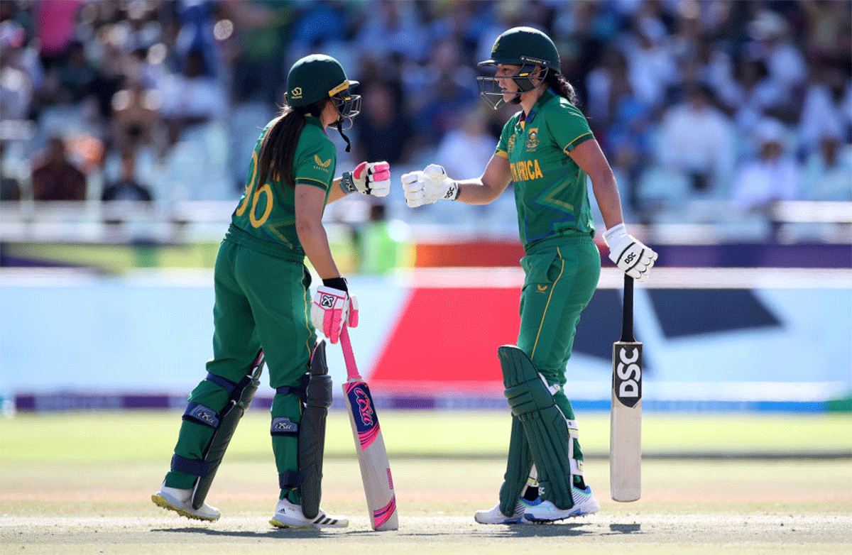 South Africa pummeled the England bowlers, smashing 66 runs off the last 6 overs