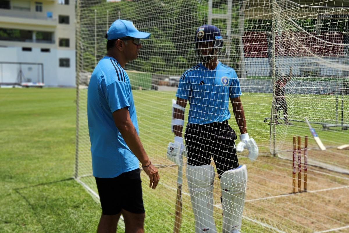 India Head Coach Rahul Dravid speaks to Ajinkya Rahane in the ners