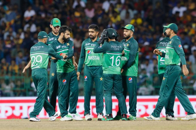 Pakistan players celebrate with Shadab Khan after taking the wicket of Pathum Nissanka