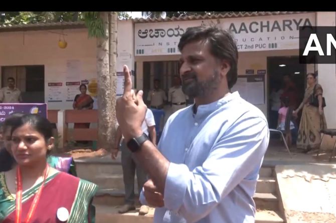 Javagal Srinath after casting his vote