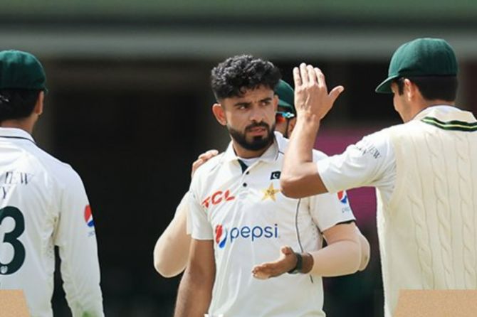 Pakistan's Aamer Jamal took 6 wickets to have Australia all out for 299 in the 1st innings