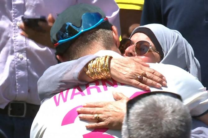 David Warner hugs Usman Khawaja's mother after Australia won the 3rd Test against Pakistan, his farewell Test on Saturday