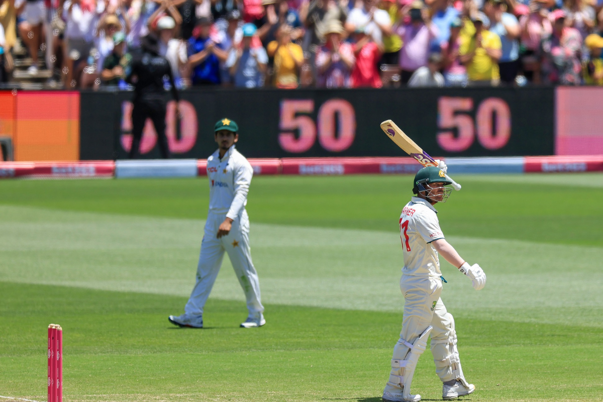 David Warner raises his bat for the final time and acknowledges the crowd on completing his half-century on Day 4 of the 3rd and final Test against Pakistan at the SCG on Saturday