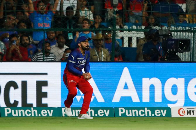 Virat takes a catch to dismiss Shikhar Dhawan, his 174th catch in T20 cricket