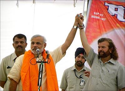 Hans Raj Hans and Narendra Modi