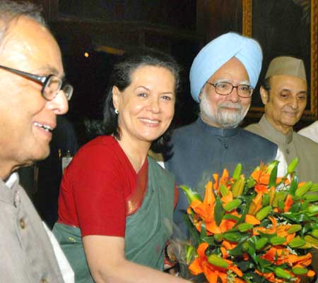 Congress President Sonia Gandhi presenting a bouquet to Dr Manmohan Singh on his election as CPP leader