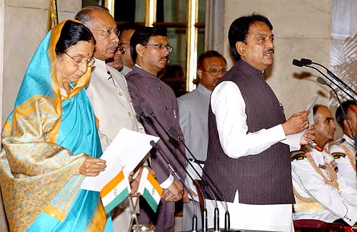 President administering the oath as Cabinet minister to Vilasrao Deshmukh