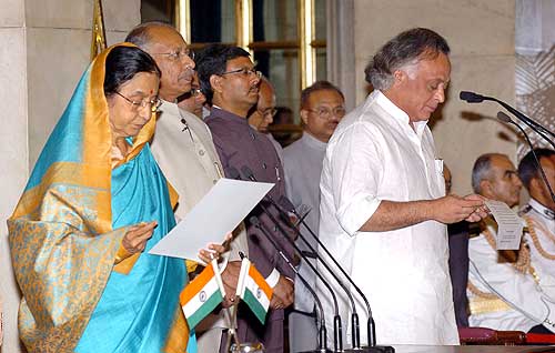 President Pratibha Patil administering the oath as Minister of State with Independent Charge to Jairam Ramesh