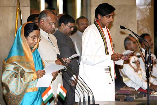 President Patil administers the oath of office to Shashi Tharoor