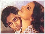 Vinod Mehra and Rekha in Ghar