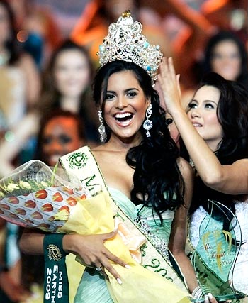 Ramos is crowned by Miss Earth 2008, Karla Paula Henry of the Philippines