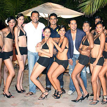 Atul Kasbekar and actors R Madhavan and Dino Morea pose with the Kingfisher Model Hunt contestants