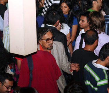 Alyque Padamsee was spotted braving the crowd, as were several other prominent Mumbai personalities, to take in Penn Masala's performance