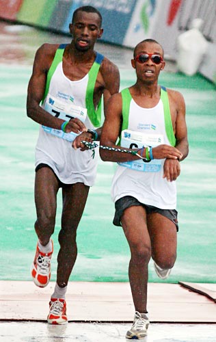 Wanyoike (R) and Kibunja crossing the finish line during the Hong Kong Marathon, February 27, 2005.