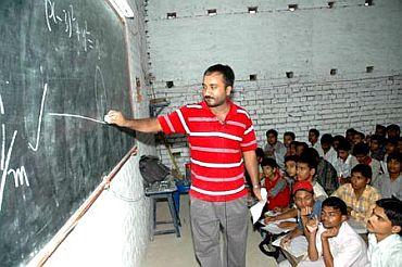 Anand Kumar teaching his class of Super 30