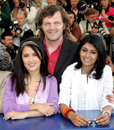 Sarajevo-born director and festival jury president Emir Kusturica (C) poses with jury members, Mexican actress Salma Hayek (L) and Indian actress Nandita Das, during a photo call in Cannes May 11, 2005.
