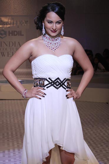 Sonakshi Sinha for Maheep Kapoor at HDIL India Couture Week
