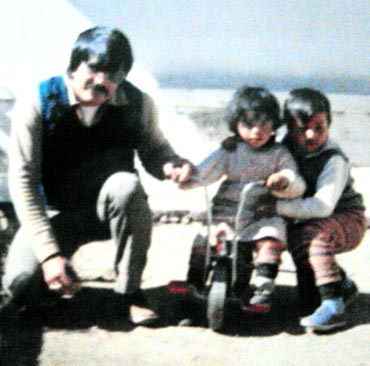 Ibu Sanjeeb Garg (extreme right) with sister Darshana (centre) and their father