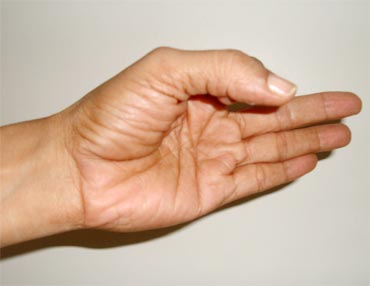 Vatanaashak mudra (Hand gesture to control the air element)