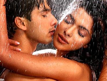 A still from Kaminey starring Shahid Kapoor and Priyanka Chopra