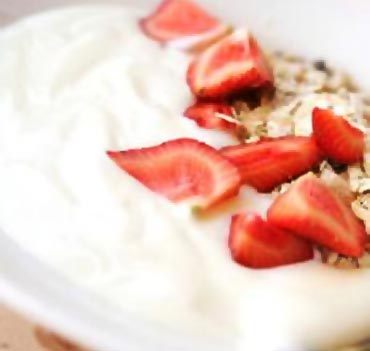 Yogurt and berries for a balanced begining