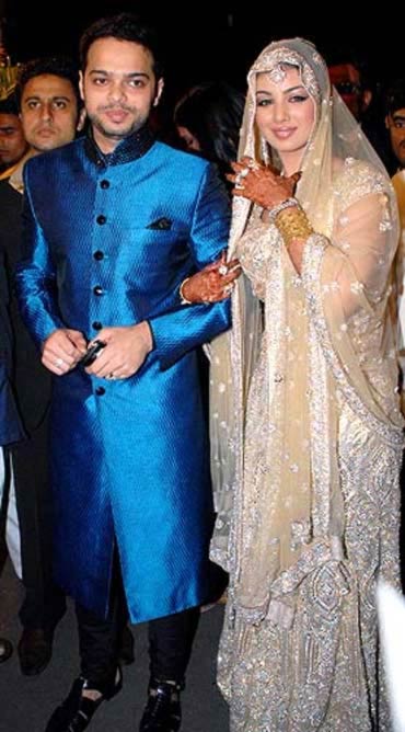 Farhan Azmi and Ayesha Takia on their wedding day