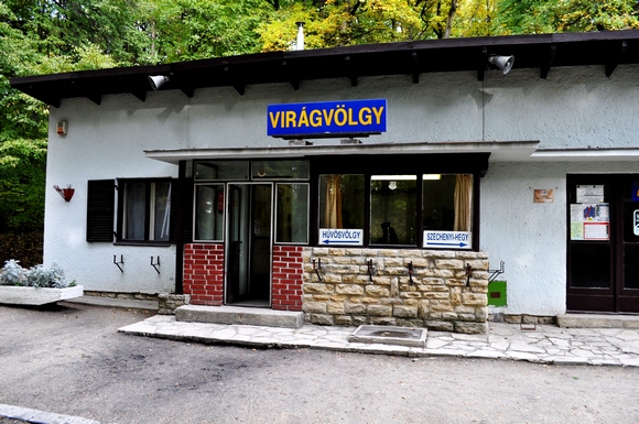 The Viragvolgy station