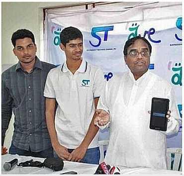 Sareddy Chiman Prakash and Nikhil of Hyderabad with Andhra Pradesh Information Technology and Communications Minister, Ponnala Lakshmaiah