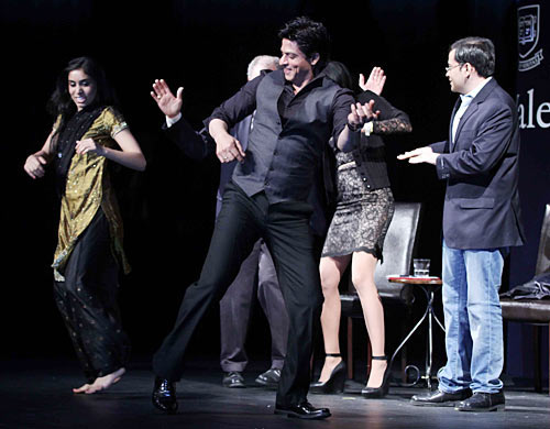 Shah Rukh Khan with Sarika Arya (left) and Nikhil Sud with Jeffrey Brenzel, Yale dean of undergraduate admissions (partly hidden) dance to 'Chammak Challo'
