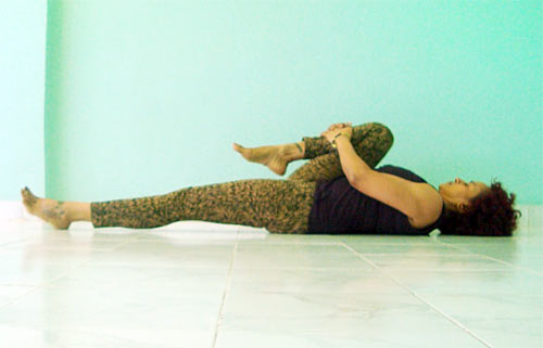 Supta Eka Pada Pawanmuktasana (Lying single leg energy release pose)