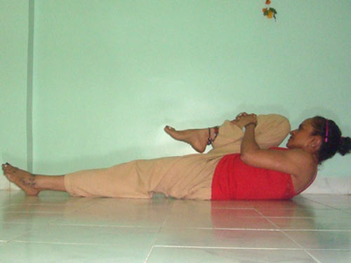 Eka pada supta pawanmuktasana (One legged lying energy release pose)